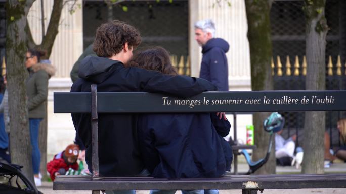 法国巴黎街景人流塞纳河情侣躺椅谈恋爱浪漫