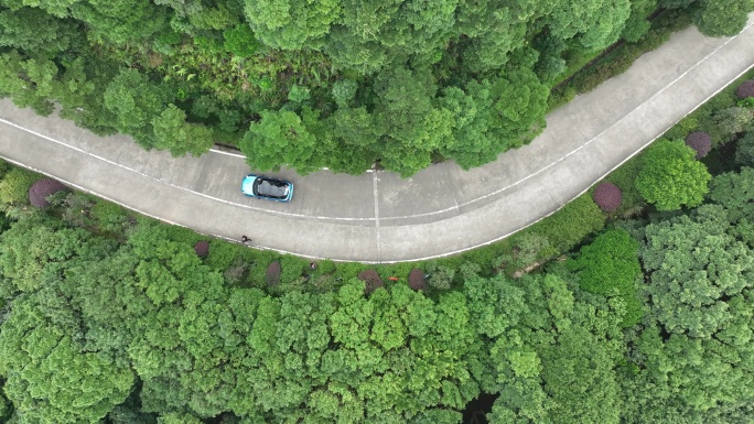 宝马迷你汽车穿梭在山间