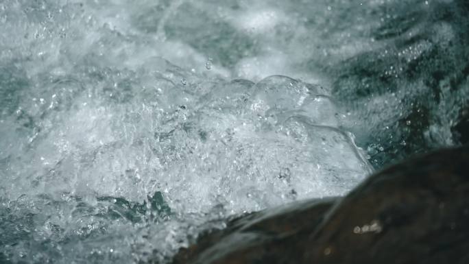 江河流水河谷清澈汹涌澎湃的河流