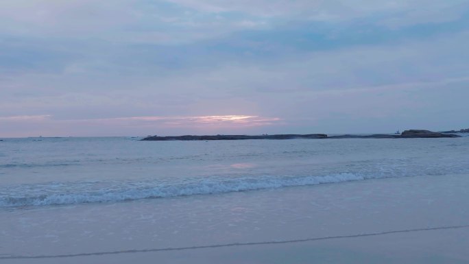 沙滩上的游客海浪