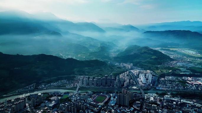 云雾缭绕的荥经县城周边山脉