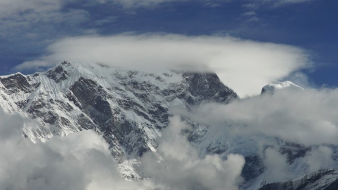 西藏南迦巴瓦峰清晨日出云层延时拍摄