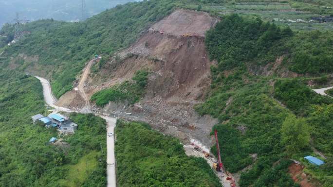 挖掘机 道路抢修 道路工程 山体滑坡