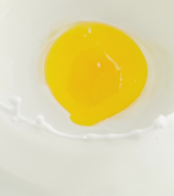 食品面包鸡蛋融入牛奶慢动作