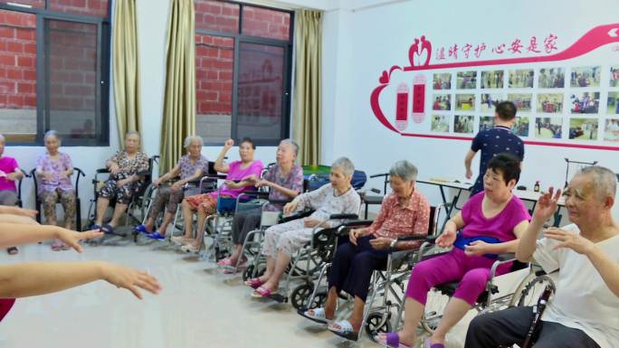 老人院养老院志愿者陪伴做轮椅老人娱乐活动
