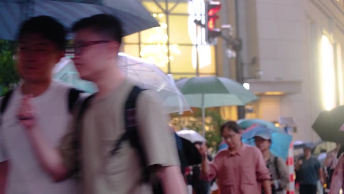 城市夜晚下雨天雨景人流夜景行人过马路街景