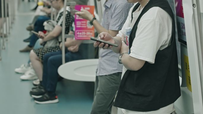 地铁上玩手机坐地铁深圳地铁C0195