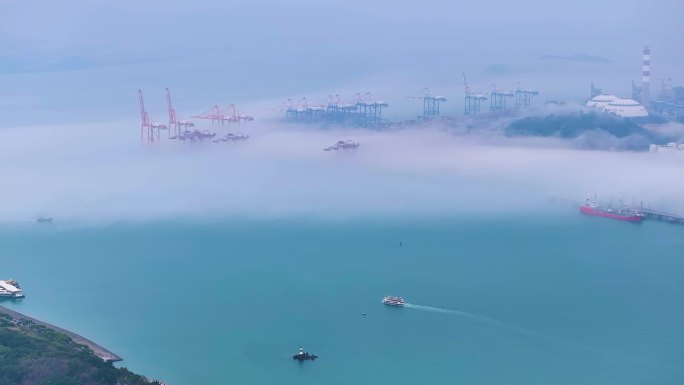 平流雾海边码头货运4K航拍