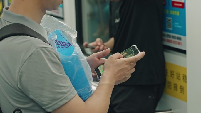地铁上玩手机坐地铁深圳地铁C0244
