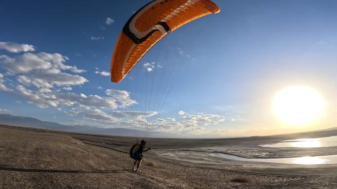 原声素材滑翔伞飞行员在夕阳下从戈壁滩起飞