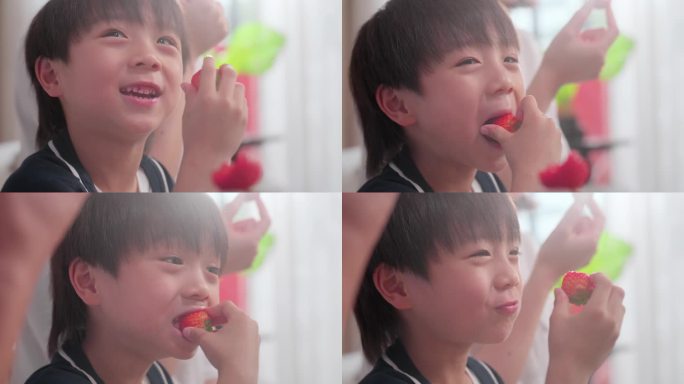 小孩吃草莓