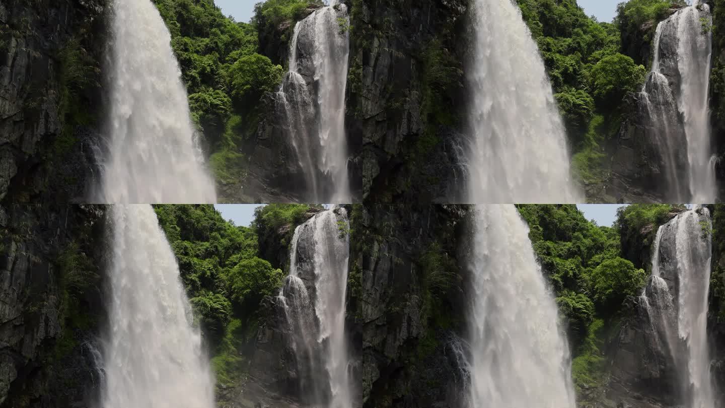 山间壮观的瀑布