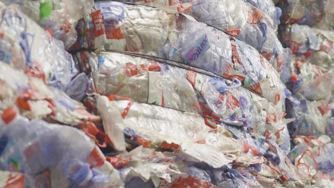 塑料瓶回收叉车整理塑料垃圾特写回收环保