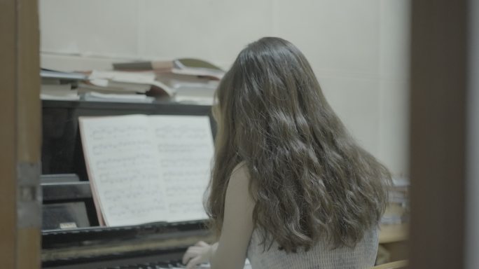 女生弹钢琴背影