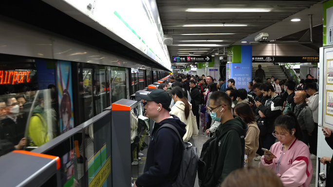 城市地铁早晚高峰上班族打工人挤地铁