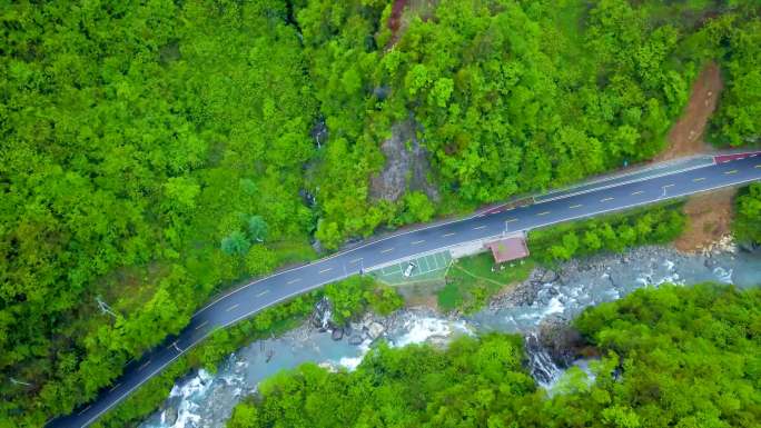 绿野公路山林瀑布云雾缭绕中的山路行车