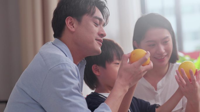 一家人吃橙子