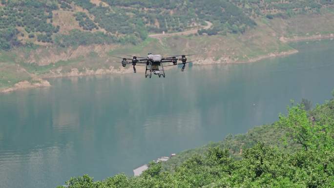 4K农保无人机运送和喷洒农药组合空境