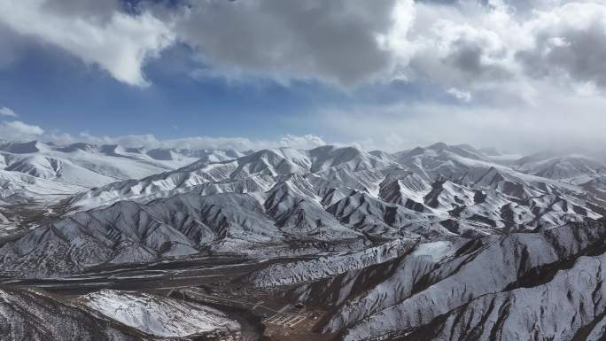 巍峨壮丽的祁连山脉覆盖着白雪