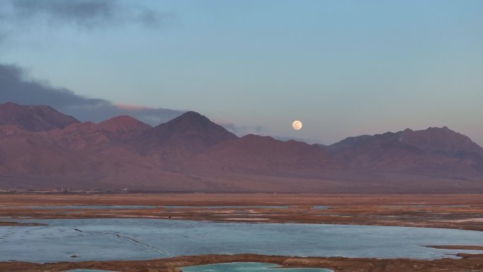 航拍高原盐湖翡翠湖上的日落月亮升起外星