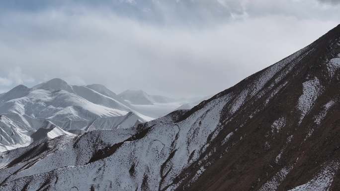 白雪覆盖下的祁连山脉