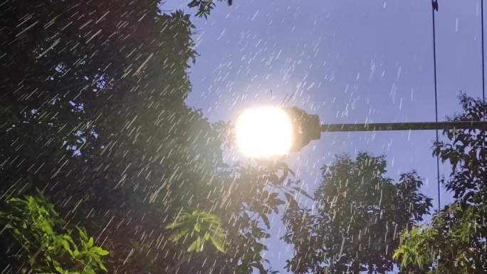 雨夜雨滴街巷路灯雨季意境伤感实拍雨夜路灯