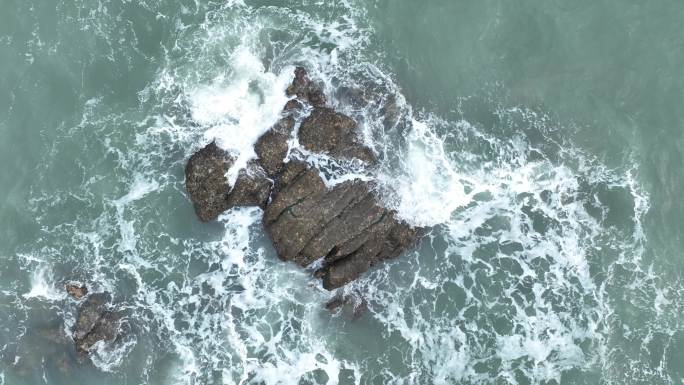 俯拍海岸礁石海浪拍打岩石海水海边浪花潮水