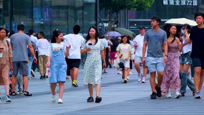 城市夏天暑假酷暑高温炎热街道人群人流街景