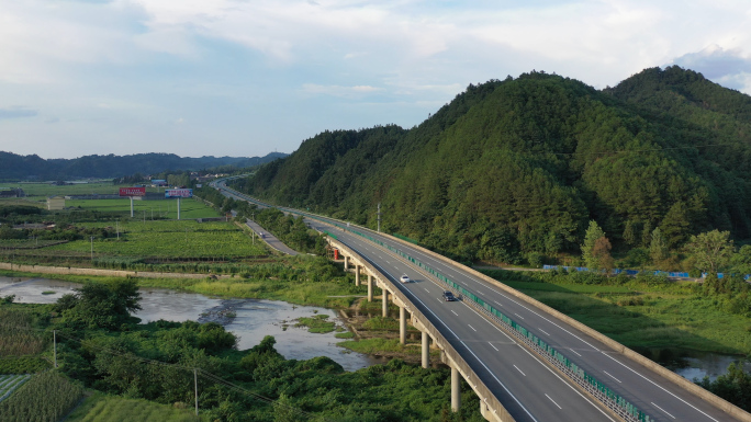 航拍高速公路穿过农村美丽景象