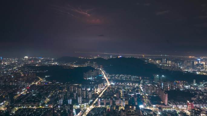 远处的香港和港珠澳大桥雷鸣闪电