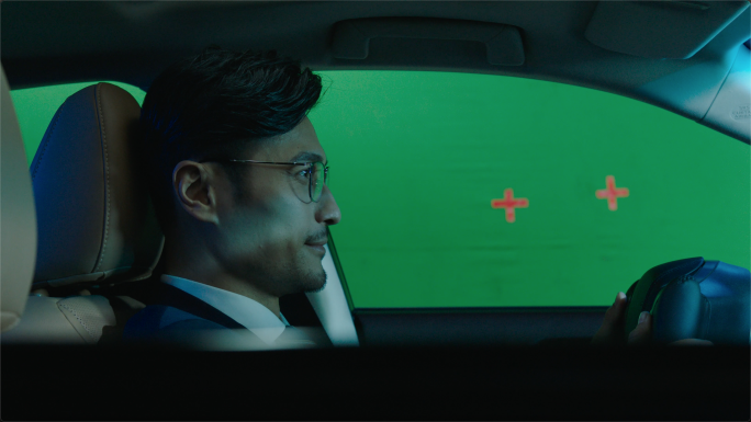 4K 高端商务男子虚拟世界开车 绿幕背景