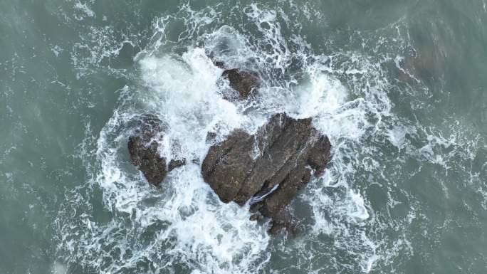 俯拍海岸礁石海浪拍打岩石海水海边浪花潮水