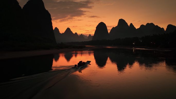 行驶在桂林山水中的渔船