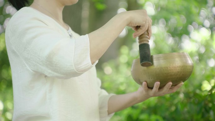 颂钵疗愈或音钵疗愈森林树林寺庙公园