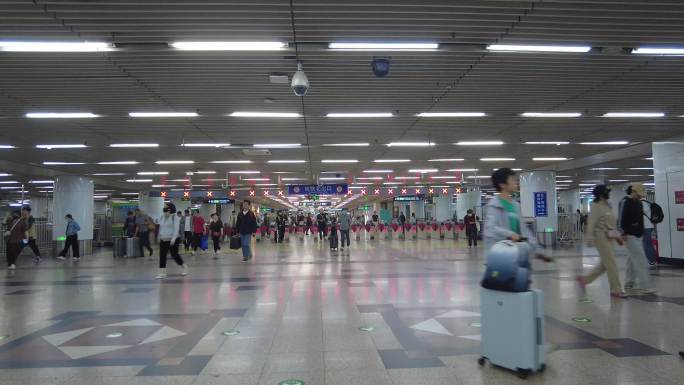 北京西客站出站旅客游人旅游出差乘客候车室