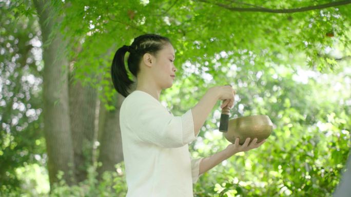 颂钵疗愈或音钵疗愈森林树林寺庙公园