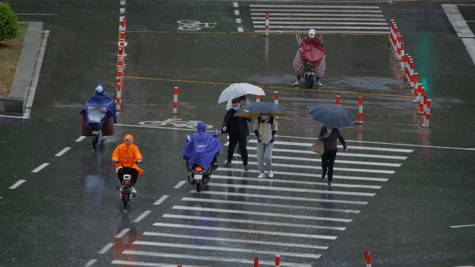 雨景街道行人雨丝高清升格拍摄