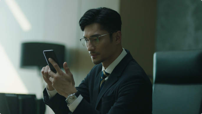 4K 商务男子总裁办公室操作绿屏手机