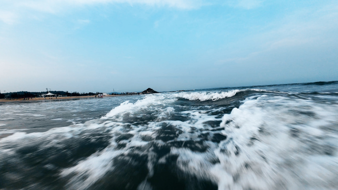 海边海水海浪拍打沙滩飞越大海飞行第一视角