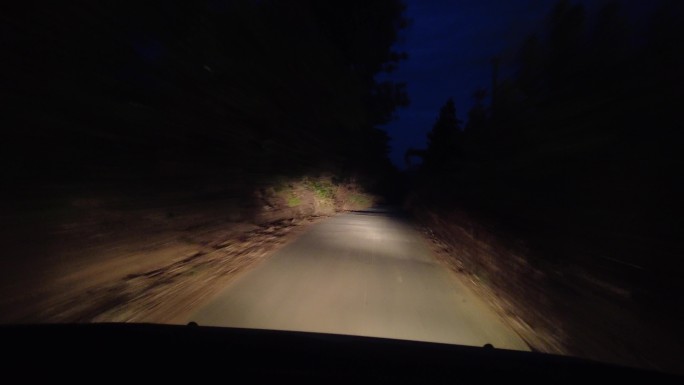 夜晚开车驾车出行赶夜路山路弯弯