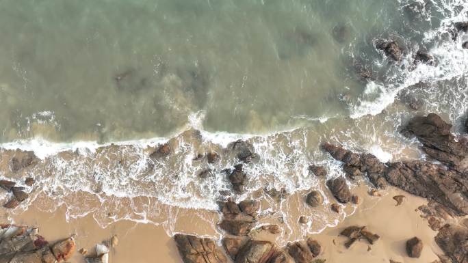 俯拍海岸礁石沙滩海水拍打岩石浪花潮水冲刷