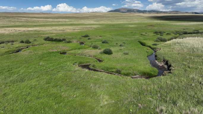 草原上蜿蜒曲折的小河
