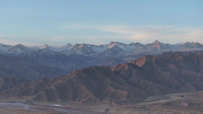 祁连山脉群山高耸