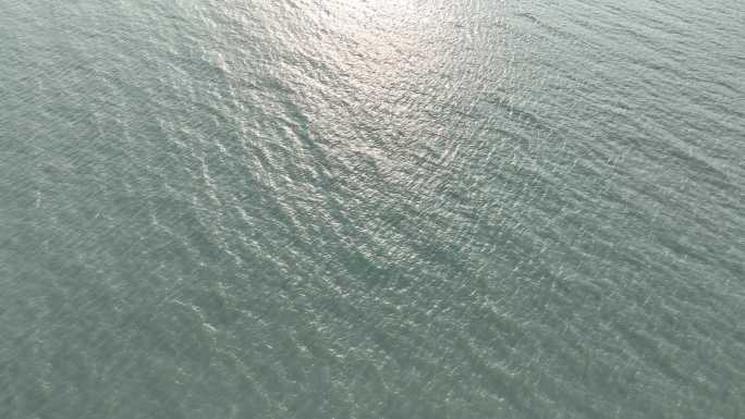 俯拍水面阳光波光粼粼海面阳光湖面俯视河面
