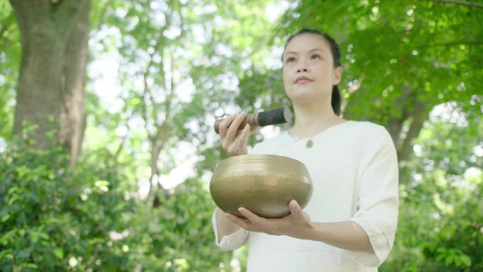 颂钵疗愈或音钵疗愈森林树林寺庙公园