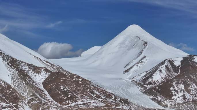 白雪皑皑下的青海玉珠峰