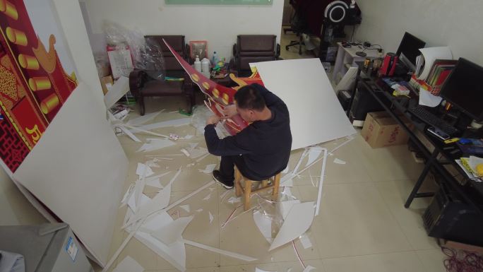 一个中年男人手工雕刻kt板裱写真画面