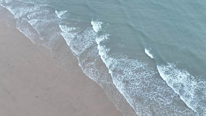 俯拍海浪拍打沙滩海水拍打岸边俯视潮水浪花
