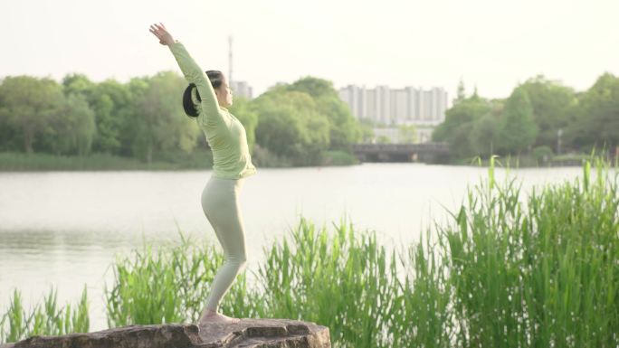 瑜伽户外美女瑜伽瑜伽教练普拉提运动锻炼