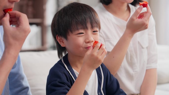孩子吃草莓